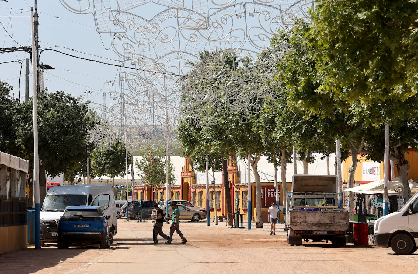 El montaje de las casetas y atracciones de la Feria de Córdoba, en imágenes