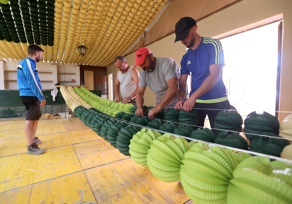 Montaje de farolillos en una caseta de la Feria de Córdoba