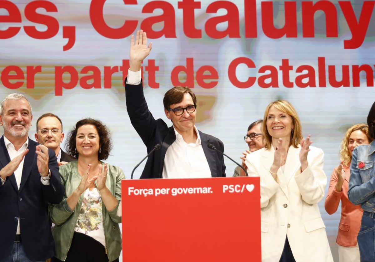 El candidato a la presidencia de la Generalitat por El PSC, Salvador Illa (3d), comparece ante los medios para valorar los resultados electorales, hoy domingo en Barcelona. El Partido Socialista ha ganado las elecciones con 42 escaños