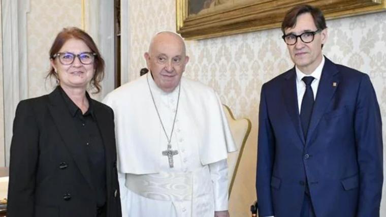 Marta Estruch, el Papa Francisco y Salvador Illa