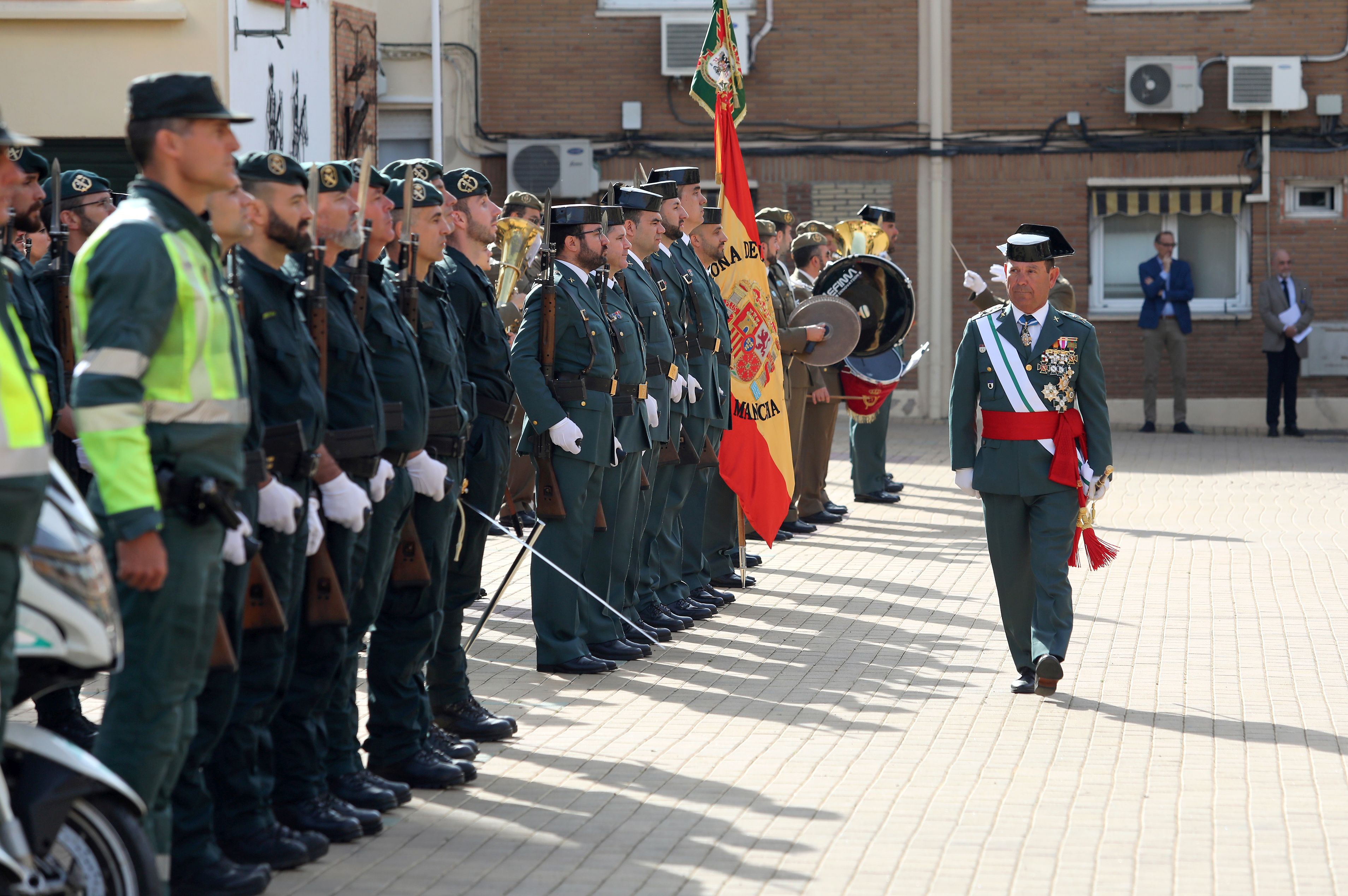 Tolón garantiza más recursos del Gobierno para los 5.000 guardias civiles de la región