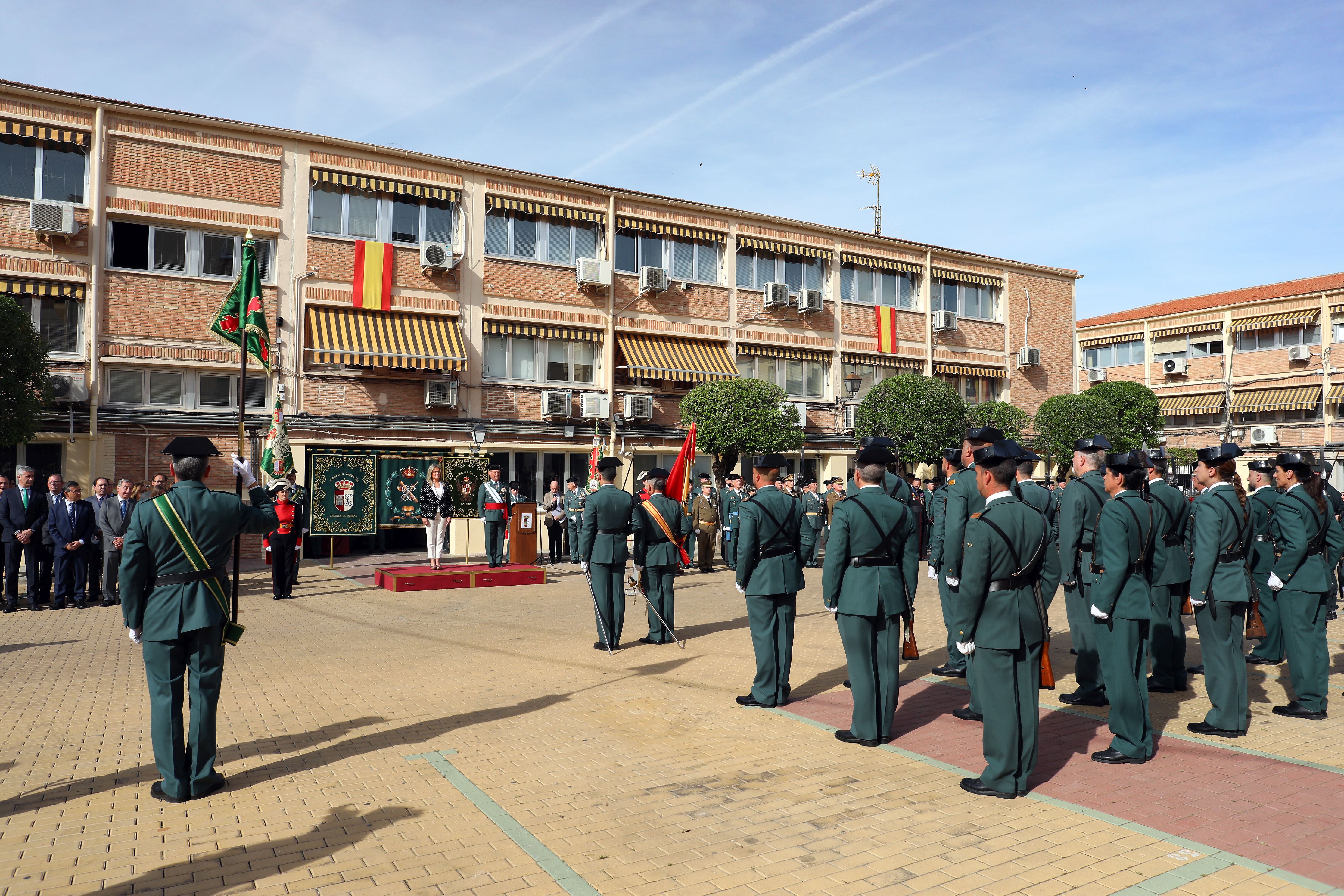 Tolón garantiza más recursos del Gobierno para los 5.000 guardias civiles de la región