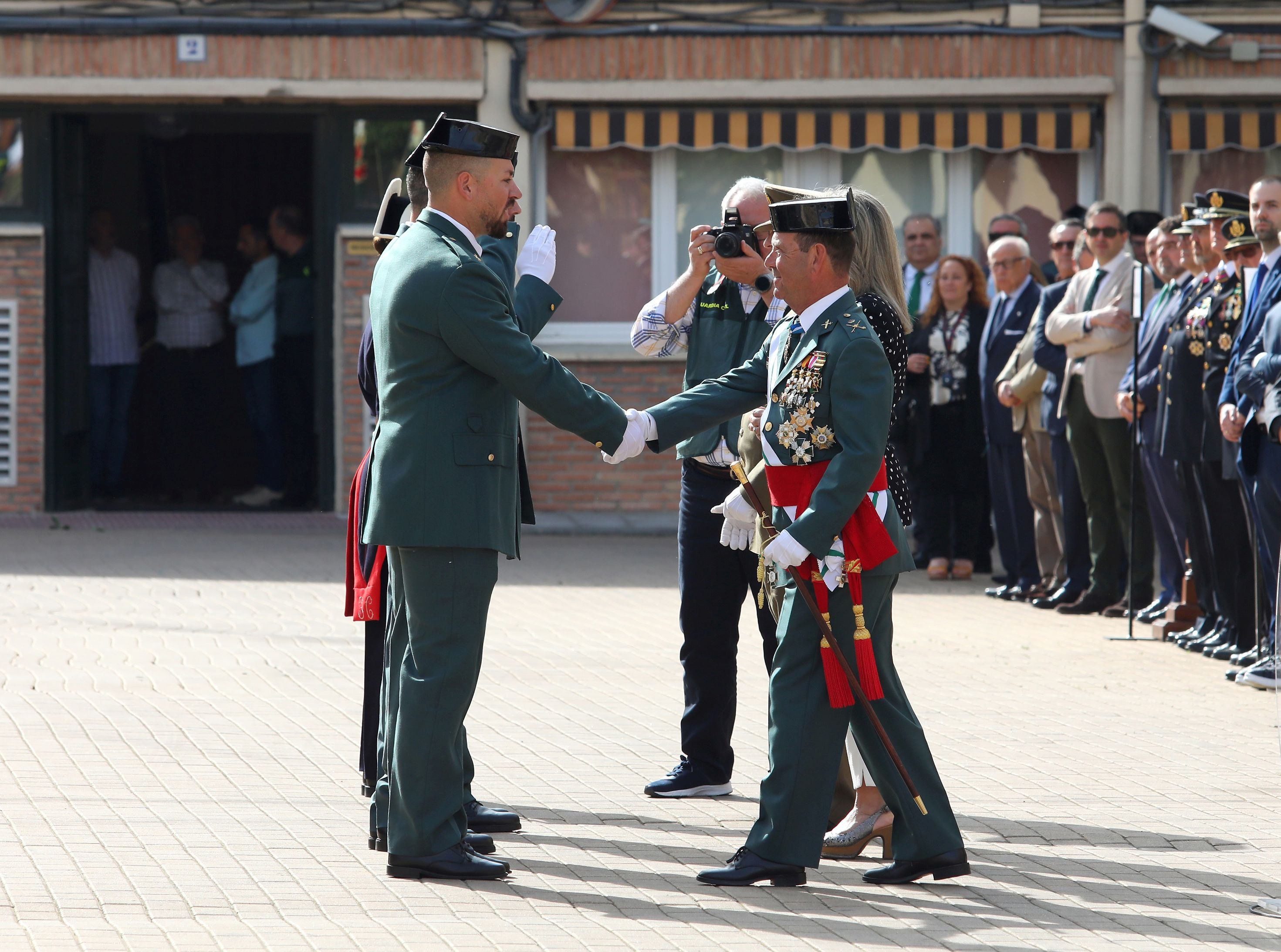 Tolón garantiza más recursos del Gobierno para los 5.000 guardias civiles de la región