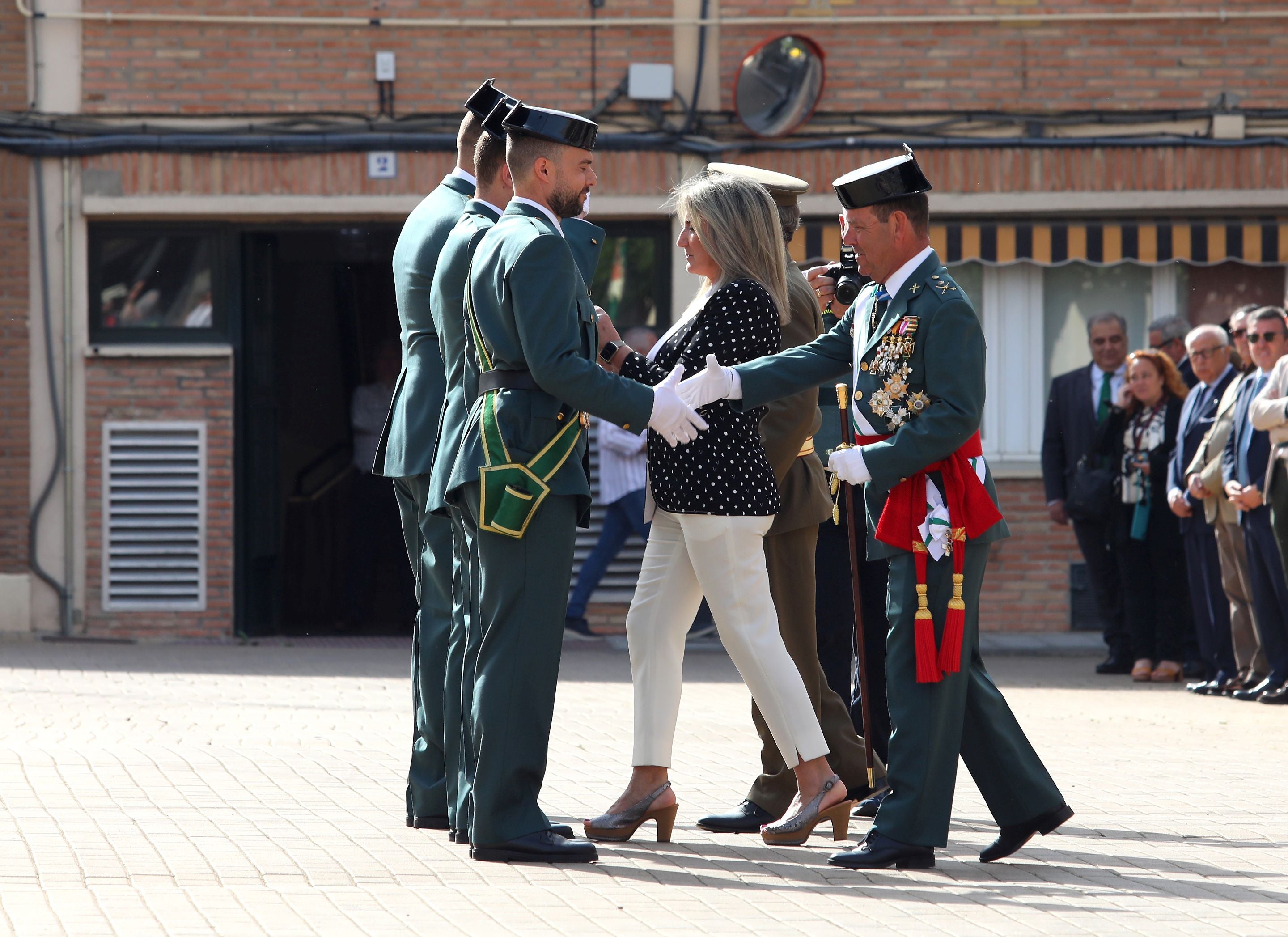 Tolón garantiza más recursos del Gobierno para los 5.000 guardias civiles de la región