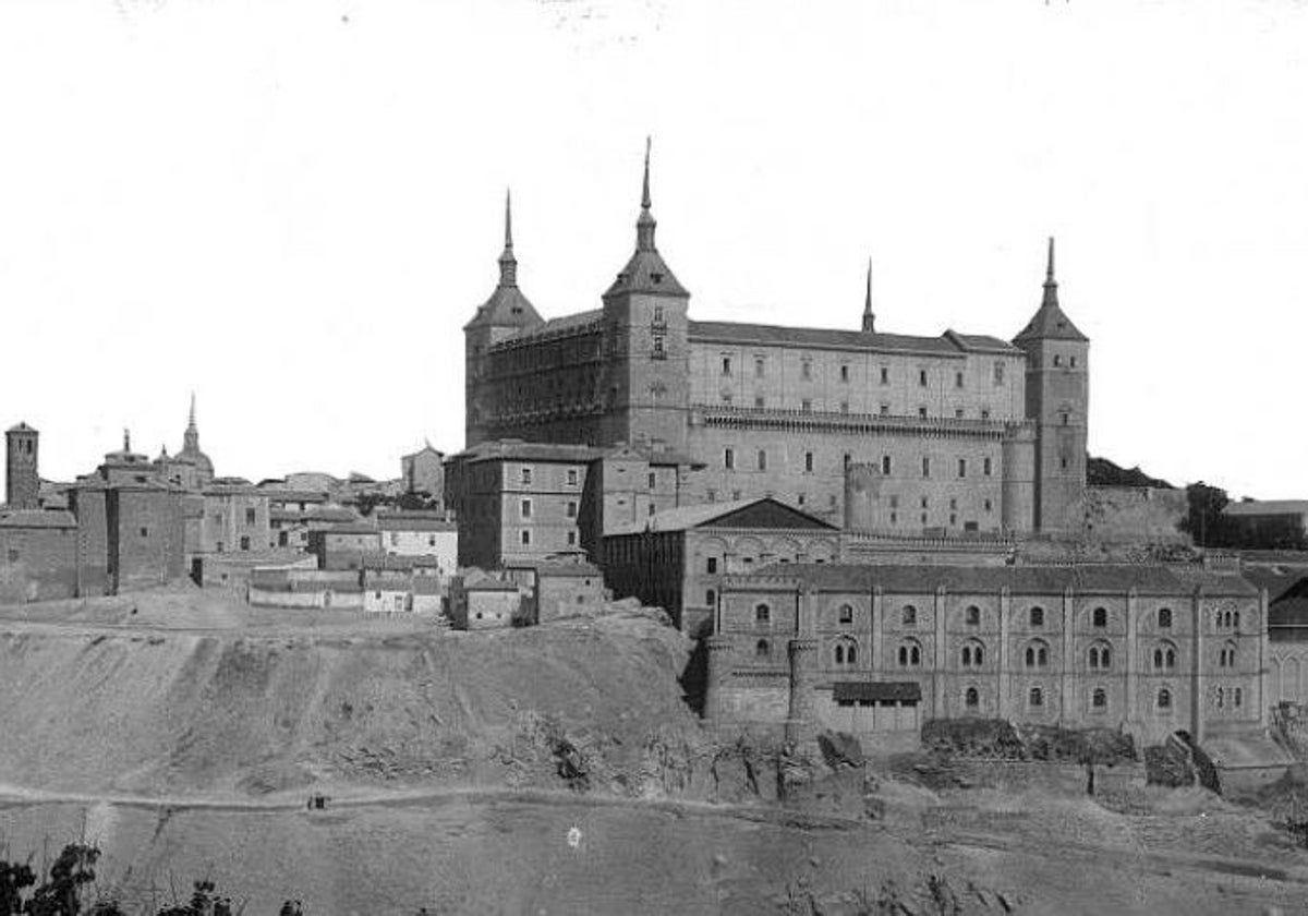 Vista anterior a 1936. De arriba abajo: el Alcázar, el edificio de Capuchinos y el comedor de cadetes. Delante, el pabellón de Santiago. A su derecha, el Picadero. Archivo Municipal de Toledo