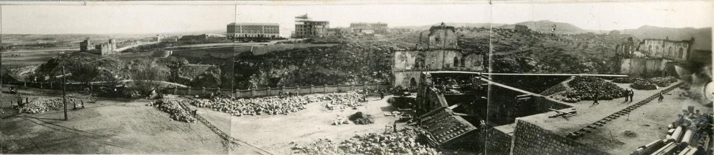 Panorámica de la antigua explanada del Picadero en 1944. Al fondo las obras de la Academia. 'Álbum de obras del Alcázar'. Archivo Municipal de Toledo