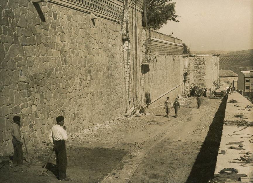 Trabajadores en las obras del muro almenado de la explanada este en la bajada hacia el nuevo túnel en octubre de 1944. 'Álbum de obras del Alcázar'. Archivo Municipal de Toledo