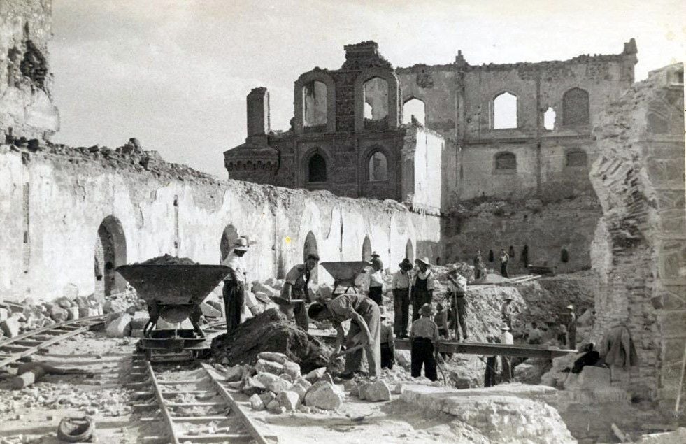 Trabajos para despejar los restos del antiguo edificio de Santiago, junto al antiguo Picadero, para crear la futura explanada baja ajardinada. 'Álbum de obras del Alcázar'. Archivo Municipal de Toledo