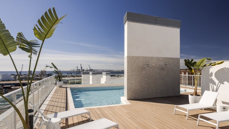 Zona comunitaria en la cubierta del edificio de la promoción Balmis de AEDAS Homes en Alicante, en Benalúa Sur