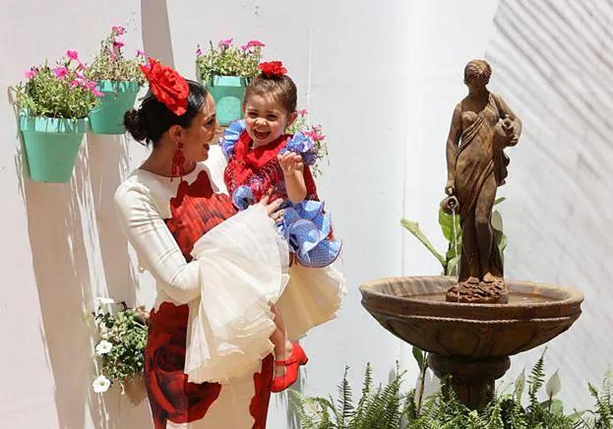 Niña vestida de flamenca en la Feria de Córdoba