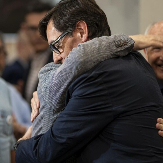 El candidato a la presidencia de la Generalitat por El PSC, Salvador Illa (3d), comparece ante los medios para valorar los resultados electorales, hoy domingo en Barcelona. El Partido Socialista ha ganado las elecciones con 42 escaños