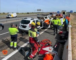 Una herida grave y tres  leves tras un choque entre dos turismos en la A-4 en Ocaña