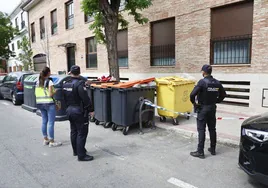 Los agentes custodian los contenedores donde apareció el cuerpo del bebé
