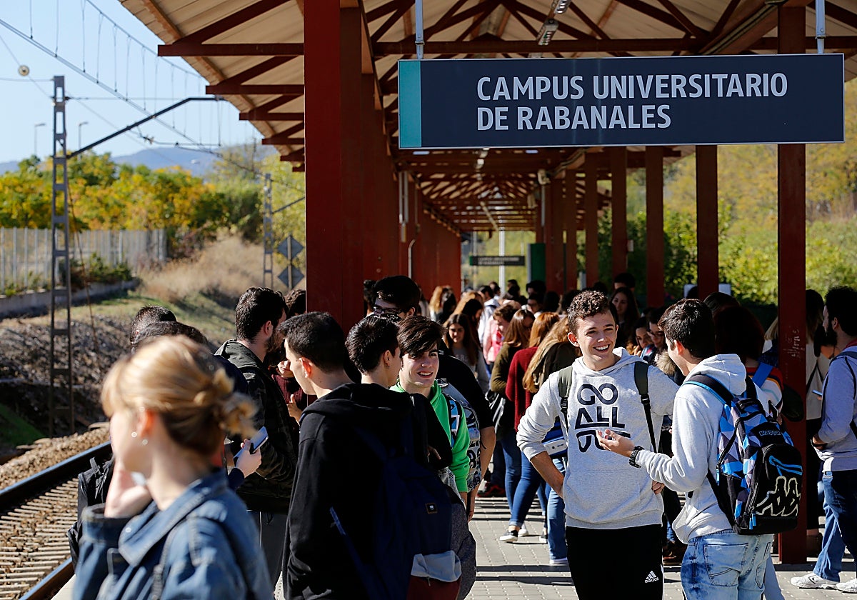 Un grupo de estudiantes de la UCO conversa en el andén del cercanías a Rabanales