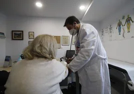 El Consejo Andaluz de Médicos cuestiona los datos del SAS y sitúa el sueldo medio entre 49.000 y 71.000 euros al año