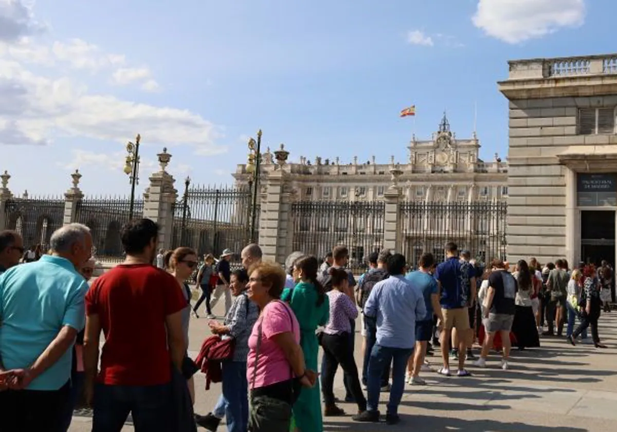 Colas de ciudadanos esperando para entrar al Palacio Real