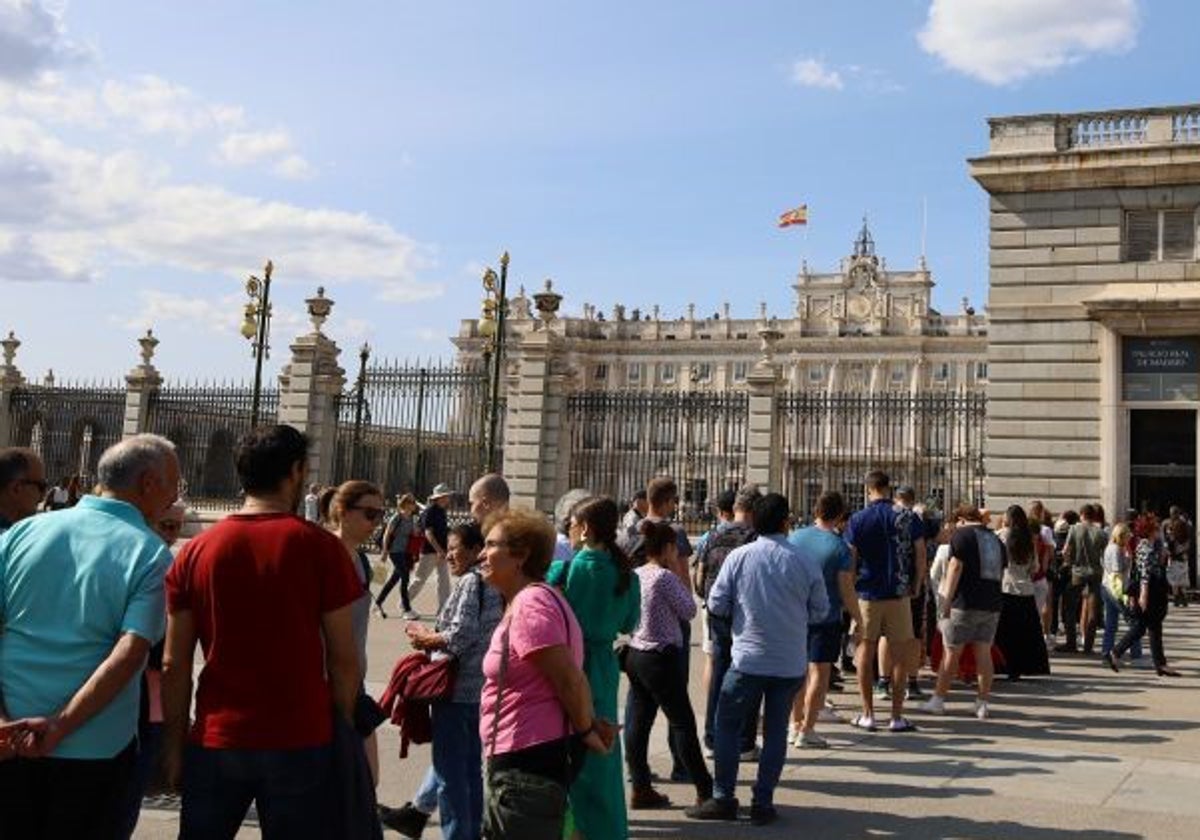 Colas de ciudadanos esperando para entrar al Palacio Real