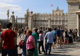 Colas de ciudadanos esperando para entrar al Palacio Real