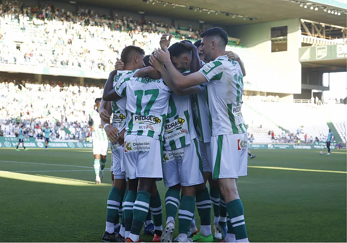La plantilla blanquiverde celebra un gol en El Arcángel esta temporada