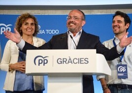 Alejandro Fernández, eufórico, celebra tras conocer los resultados electorales del PP