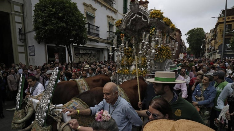 El Simpecado de la hermandad del Rocío de Triana en la calle San Jacinto