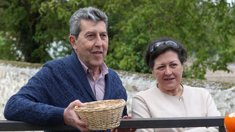 Los padres de alguna de las clarisas salen a ofrecer trufas a los periodistas congregados.