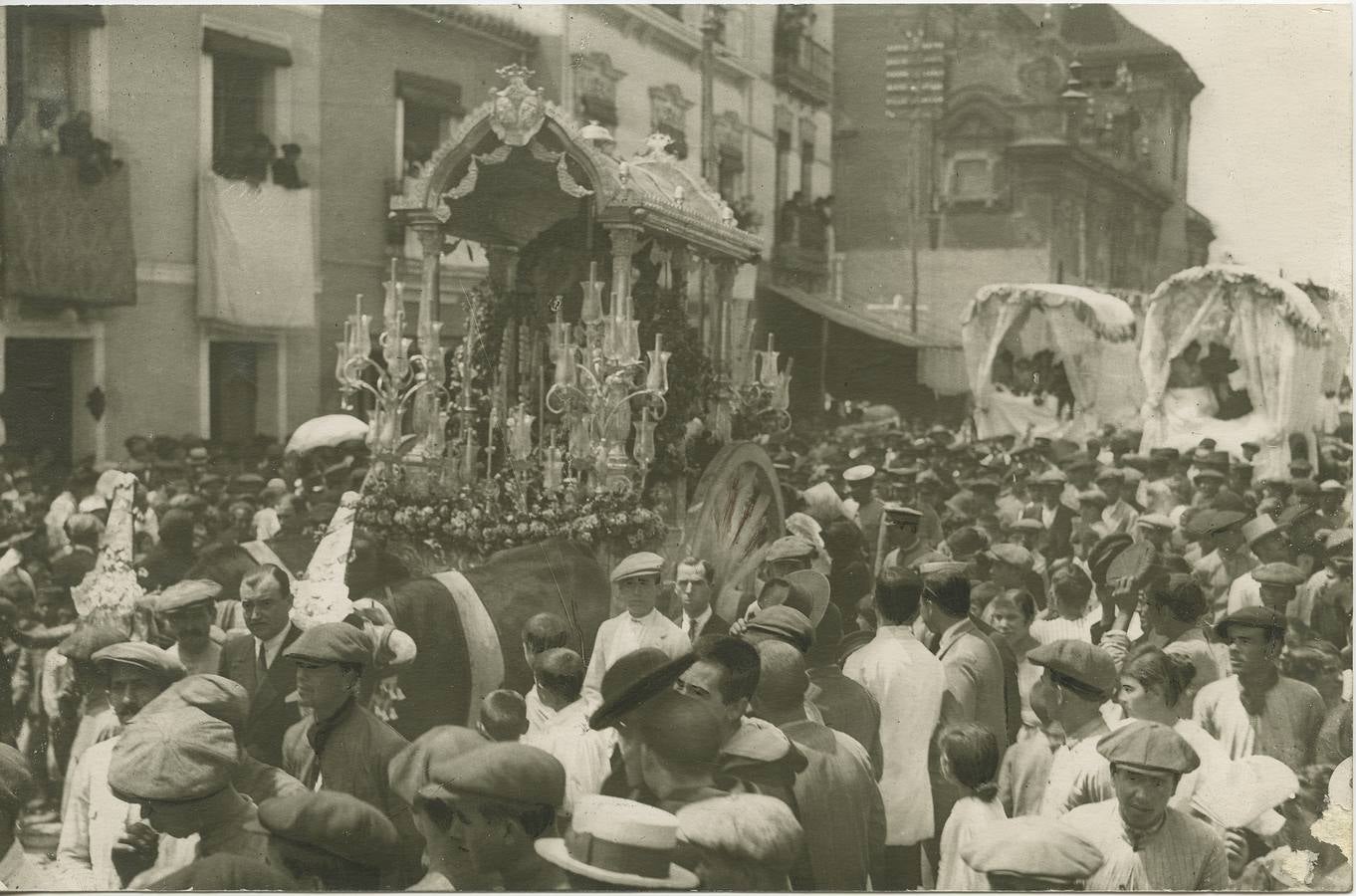 Sevilla, 05/06/1919. La procesión del Rocío. Salida de la imagen de Nuestra Señora del Rocío del barrio de Triana, para el Santuario de Almonte, lugar elegido para la coronación.