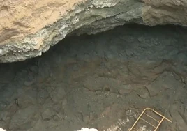Un socavón de ocho metros de profundidad cortará la circulación de la A-4 en Villaverde durante semanas