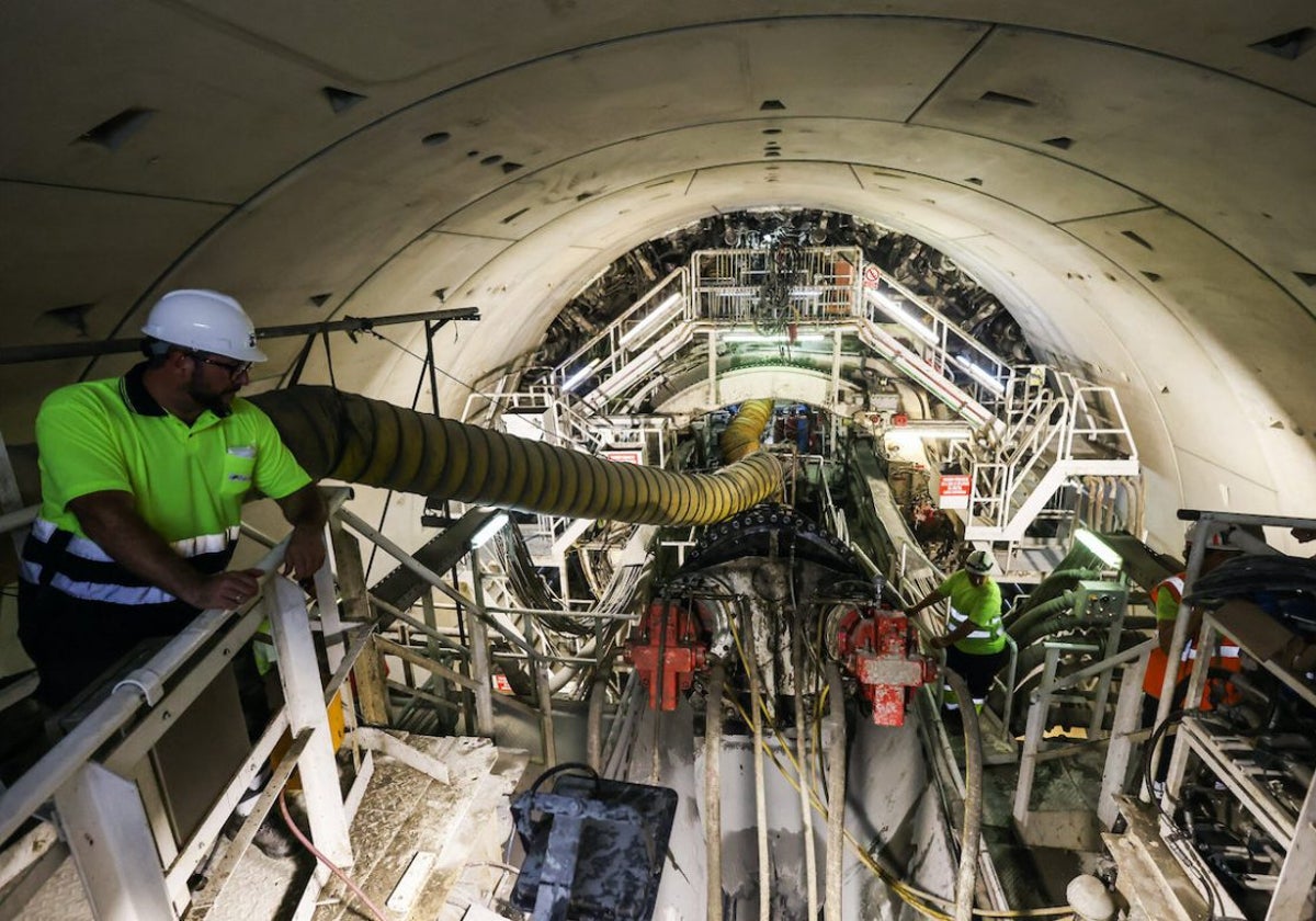 Mantenimiento de la tuneladora en la línea L9 de Barcelona