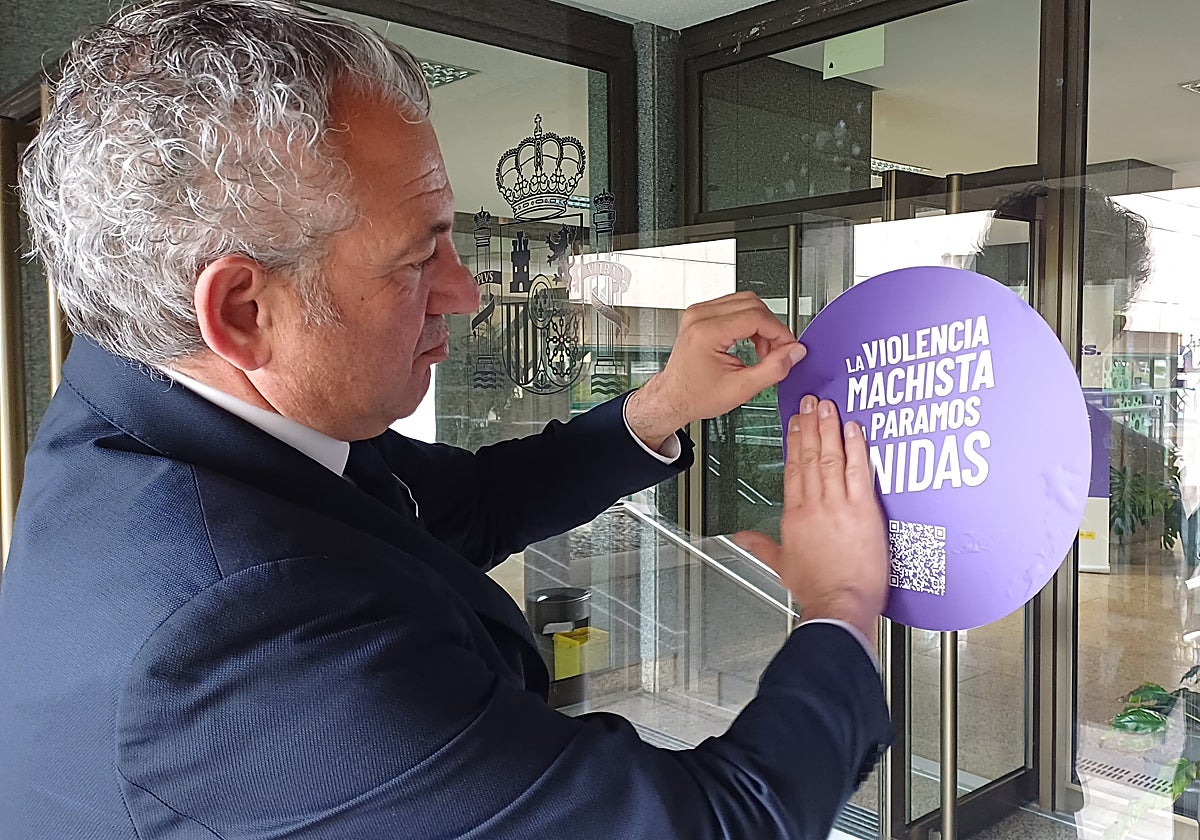 Sen, este martes colocando el distintivo en la sede de la Delegación del Gobierno en Valladolid