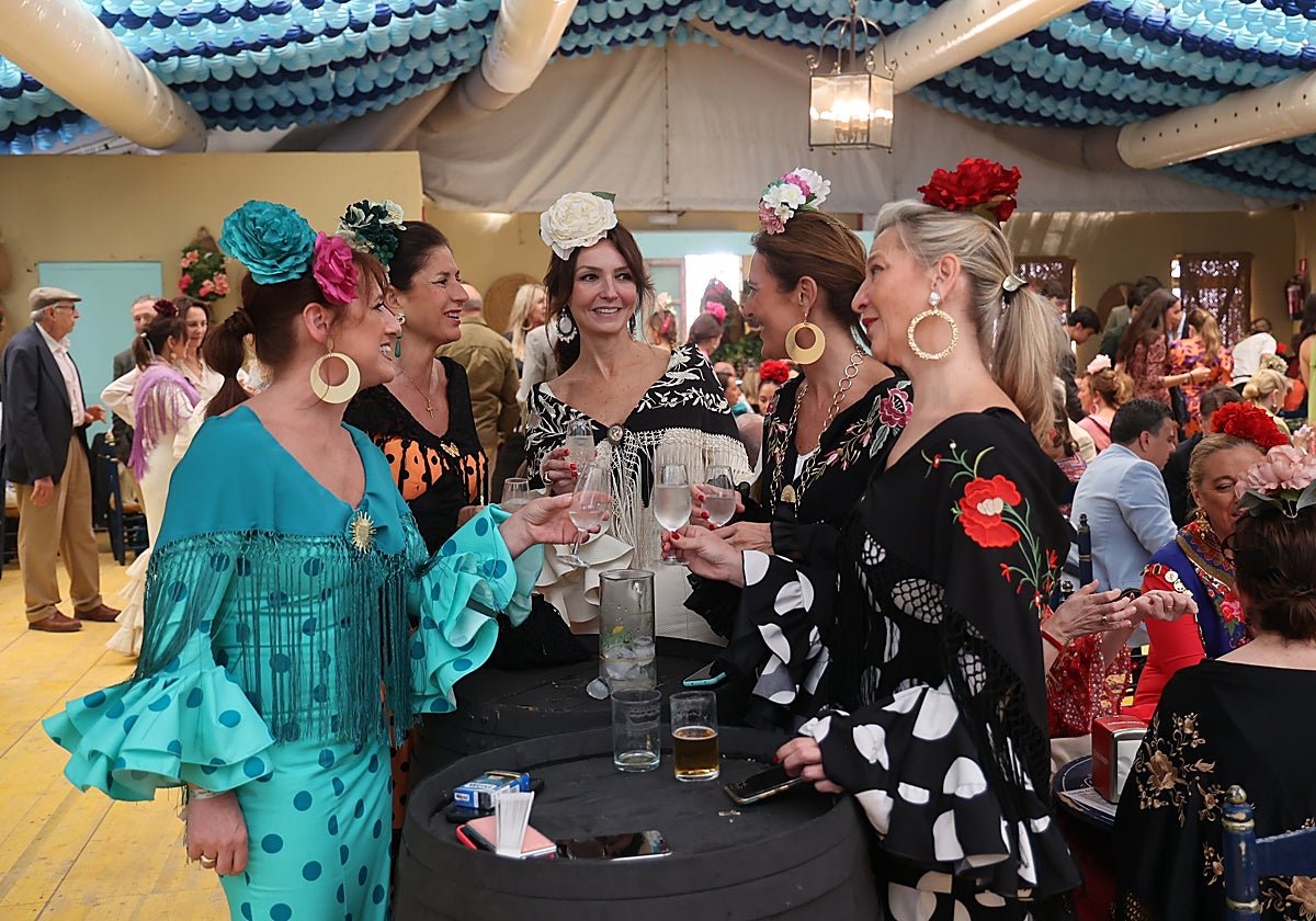 Ambiente en el interior de las casetas de la Feria de Córdoba
