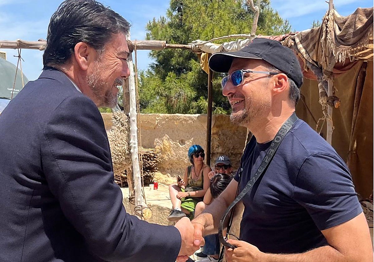 Barcala visita el rodaje de «El Cautivo» de Amenábar y destaca la «impresionante labor del equipo y los figurantes»