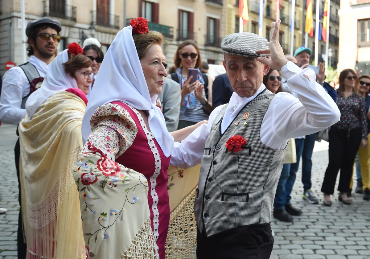 Una pareja de chulapos bailan chotis durante el pregón de las fiestas de San Isidro