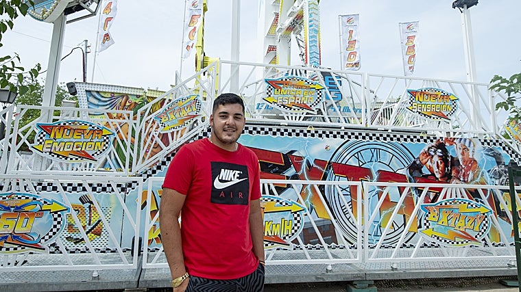 Javier Gómez posa frente a la atracción que adquirió hace apenas unos meses