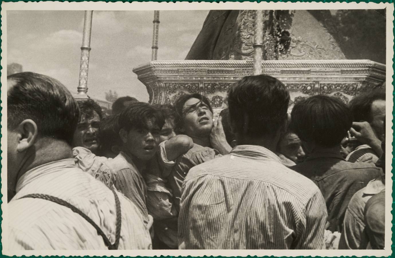 Romería del Rocío, procesión de la Blanca Paloma. Un grupo de files se aferra al palanquín. 1955