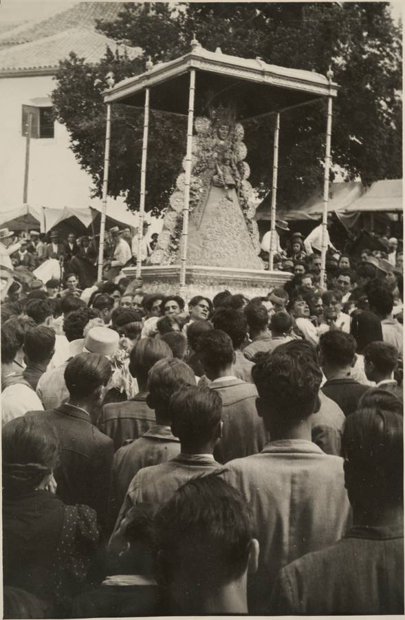 Procesión de la Virgen del Rocío a su paso por la hermandad de Triana. Periodo: 05/1942