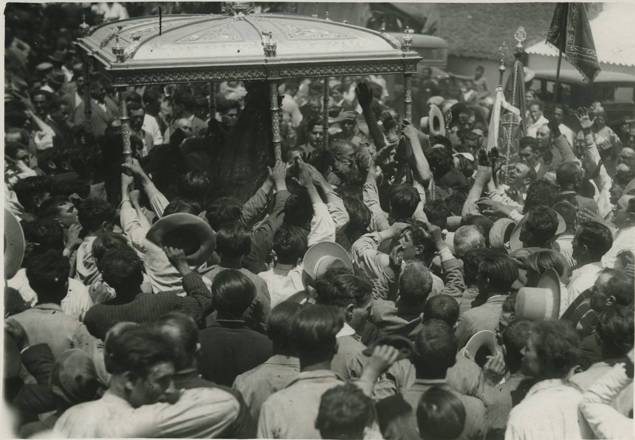  Almonte (Huelva). Junio de 1936. Romeria del Rocío en las marismas de Almonte. Los almonteños ante la Virgen del Rocío durante la procesión