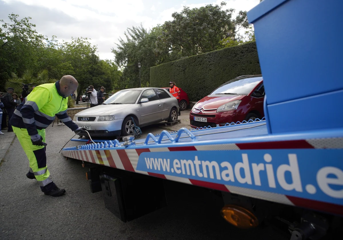 Una grúa retira un coche abandonado, este martes, en Usera