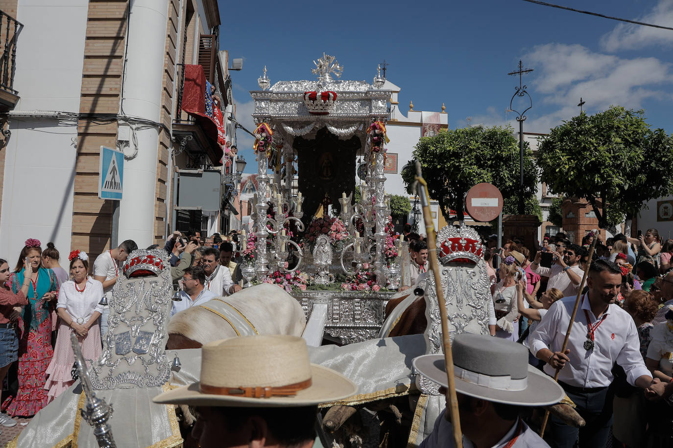 La Hermandad de Coria del Río ha iniciado hoy martes su peregrinación hacia la aldea del Rocío 