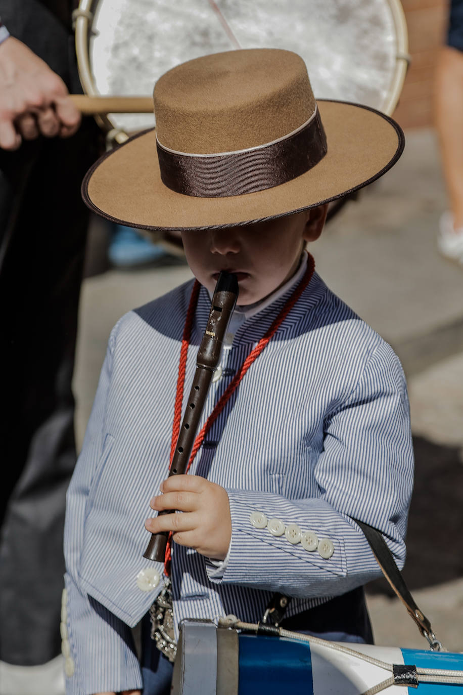 La Hermandad de Coria del Río ha iniciado hoy martes su peregrinación hacia la aldea del Rocío 