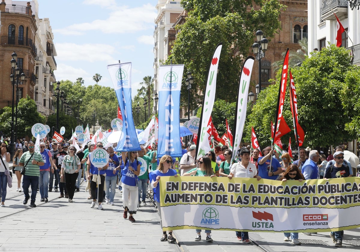 Los profesores en huelga recorren el centro de Sevilla este martes