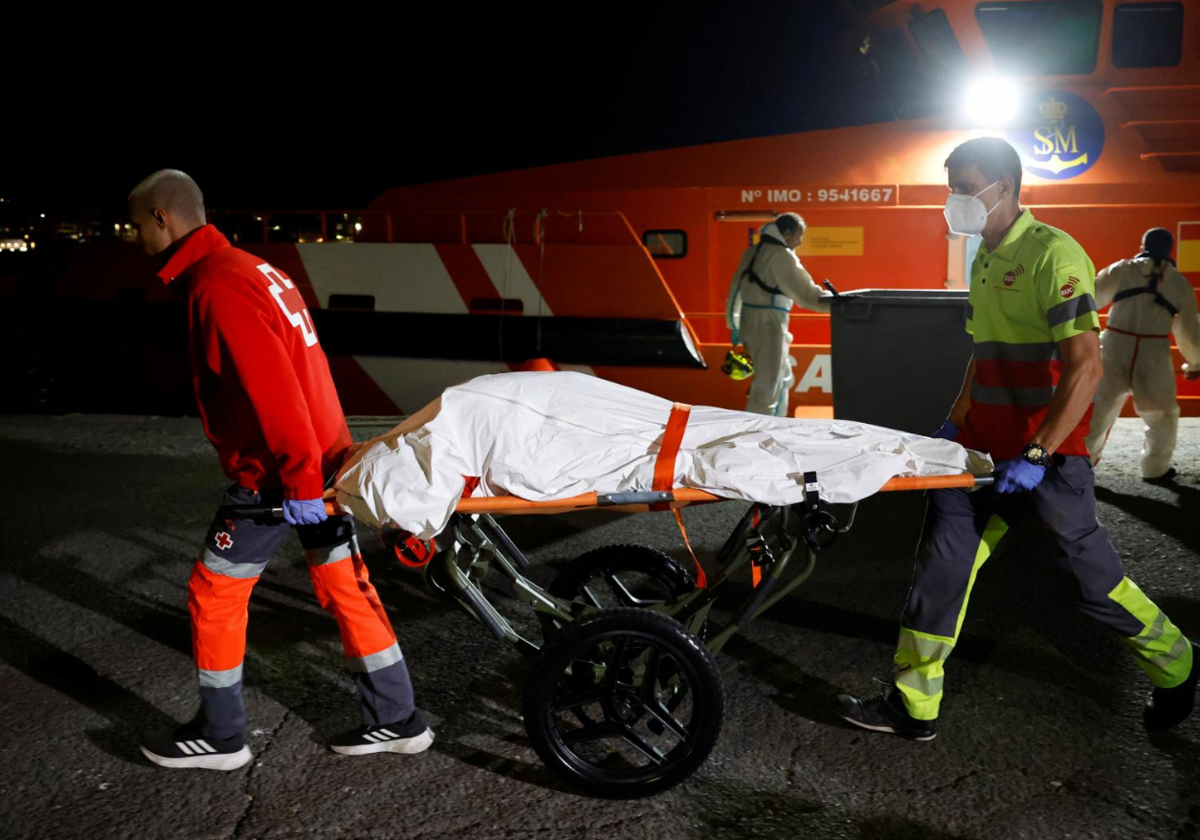 Rescate del cuerpo sin vida de un migrante en el muelle de Arguineguín, Gran Canaria