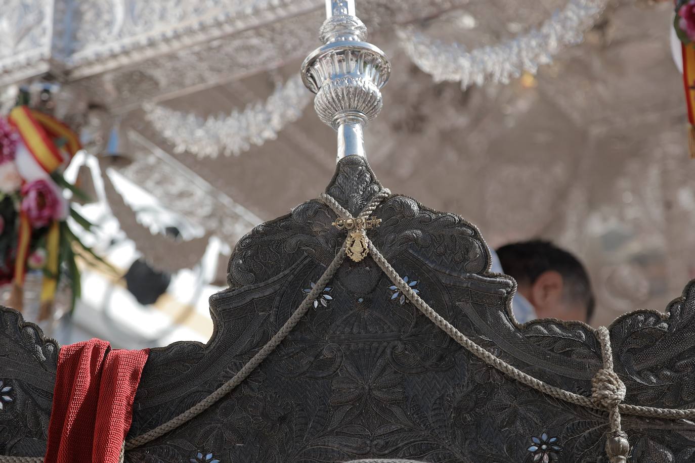 La Hermandad de Coria del Río ha iniciado hoy martes su peregrinación hacia la aldea del Rocío 