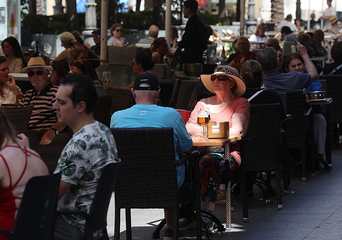 Unos turistas toman una cerveza en una terraza de las Tendillas mientras aparece rayito de sol