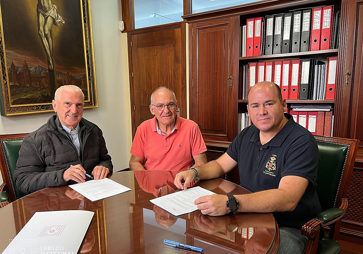 Firma del contrato entre el Cabido y la banda Caído-Fuensanta