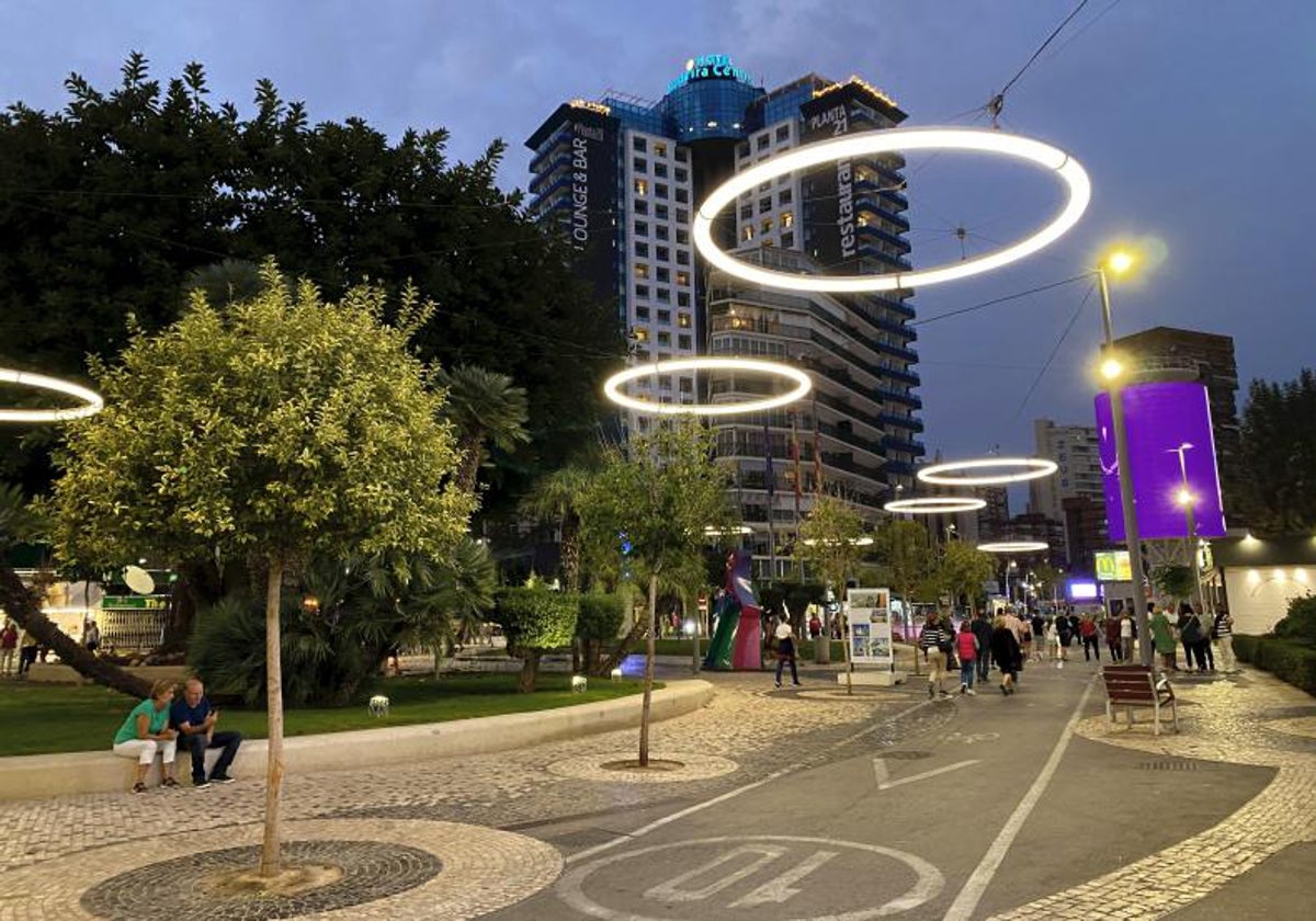 Iluminación especial en una avenida peatonal de Benidorm.