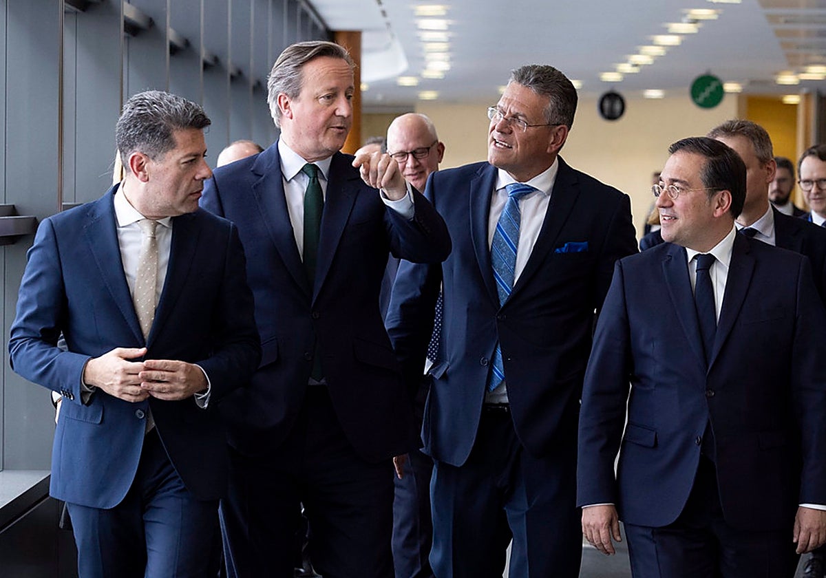 Fabian Picardo, David Cameron, Maros Sefcovic y José Manuel Albares, el 12 de abril