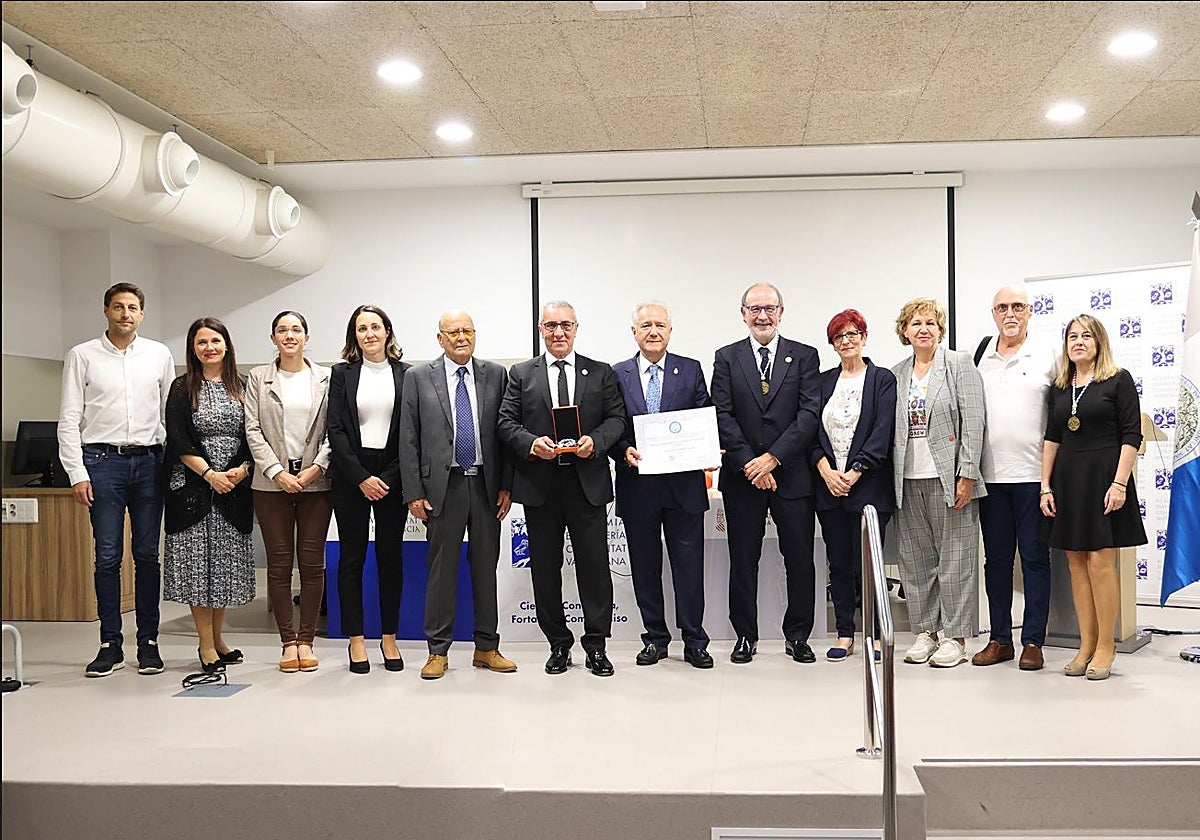 Miembros del Pleno del CECOVA posando con el reconocimiento como 'Institución Académica de Honor' por parte de la Academia de Enfermería de la Comunitat Valenciana (AECV)