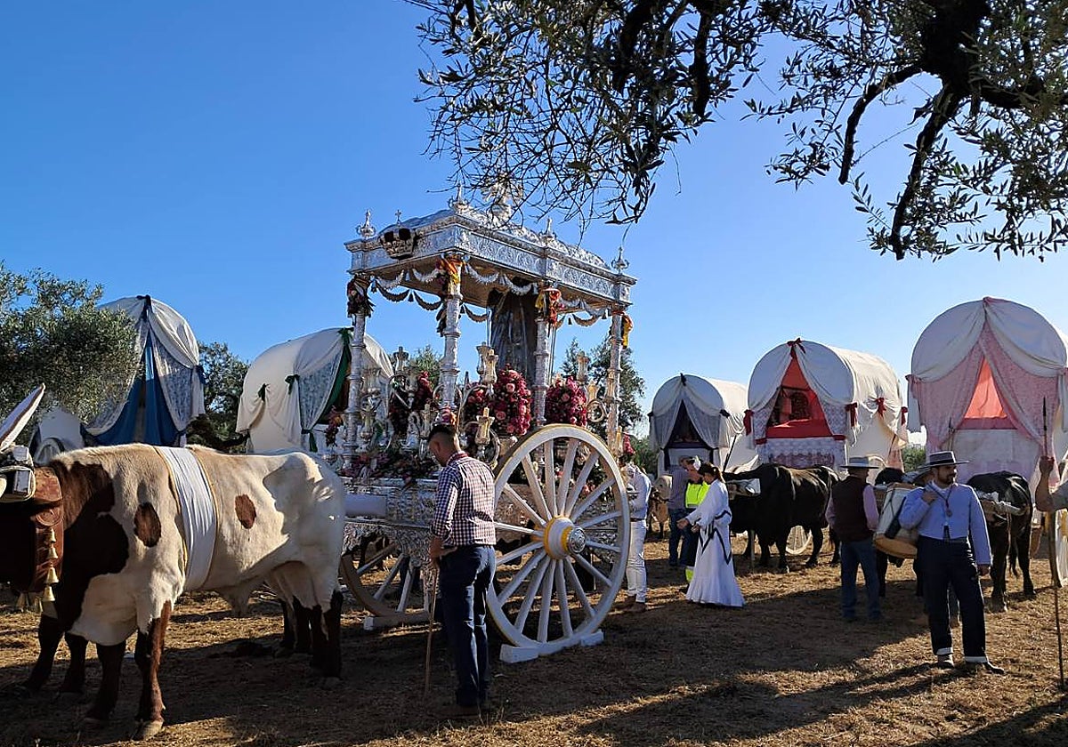 El Simpecado de Coria se prepara para iniciar el camino hacia El Rocío tras la misa de romeros