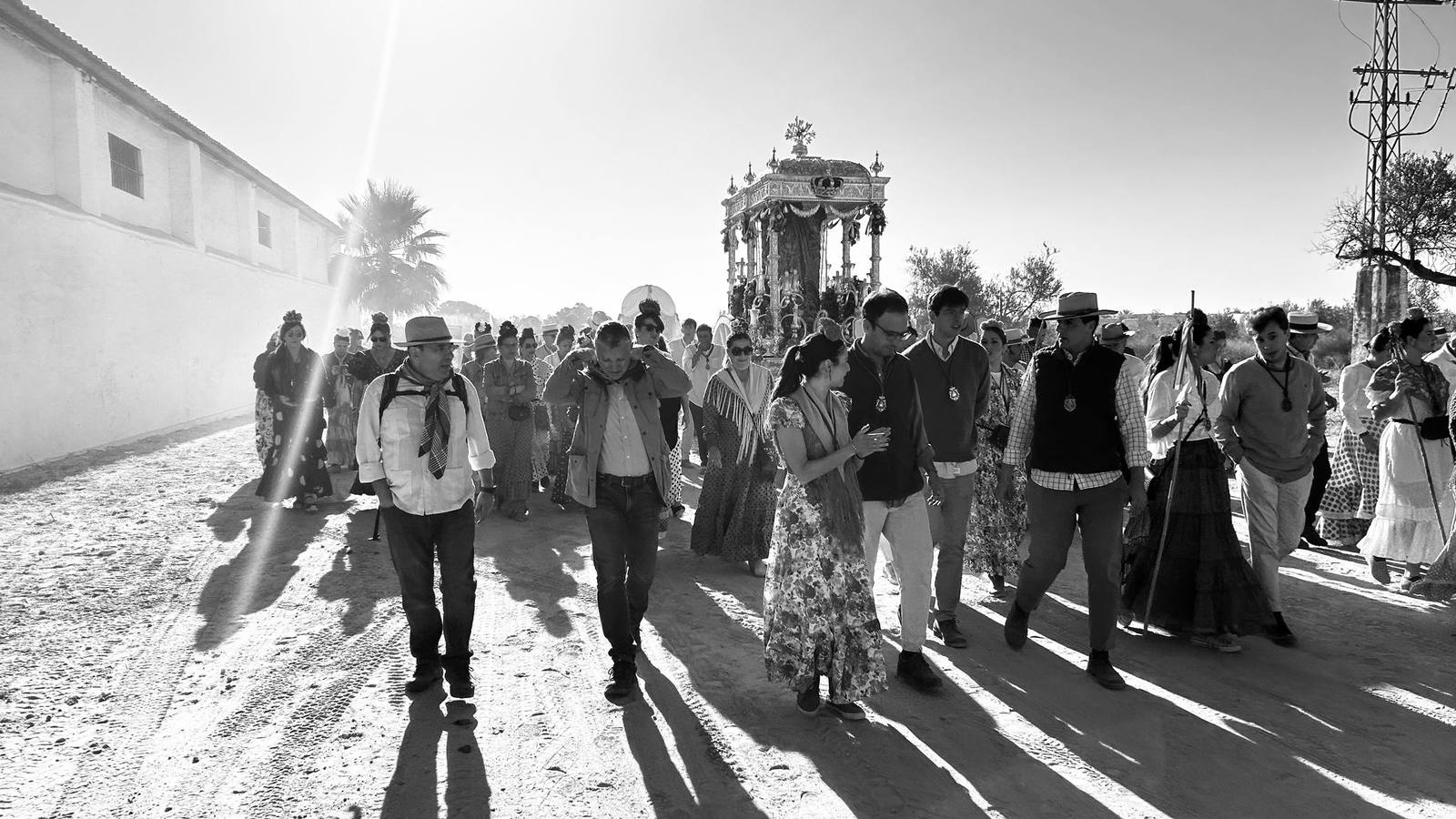 Estampas de la hermandad de Coria del Río en su segundo día de camino hacia El Rocío